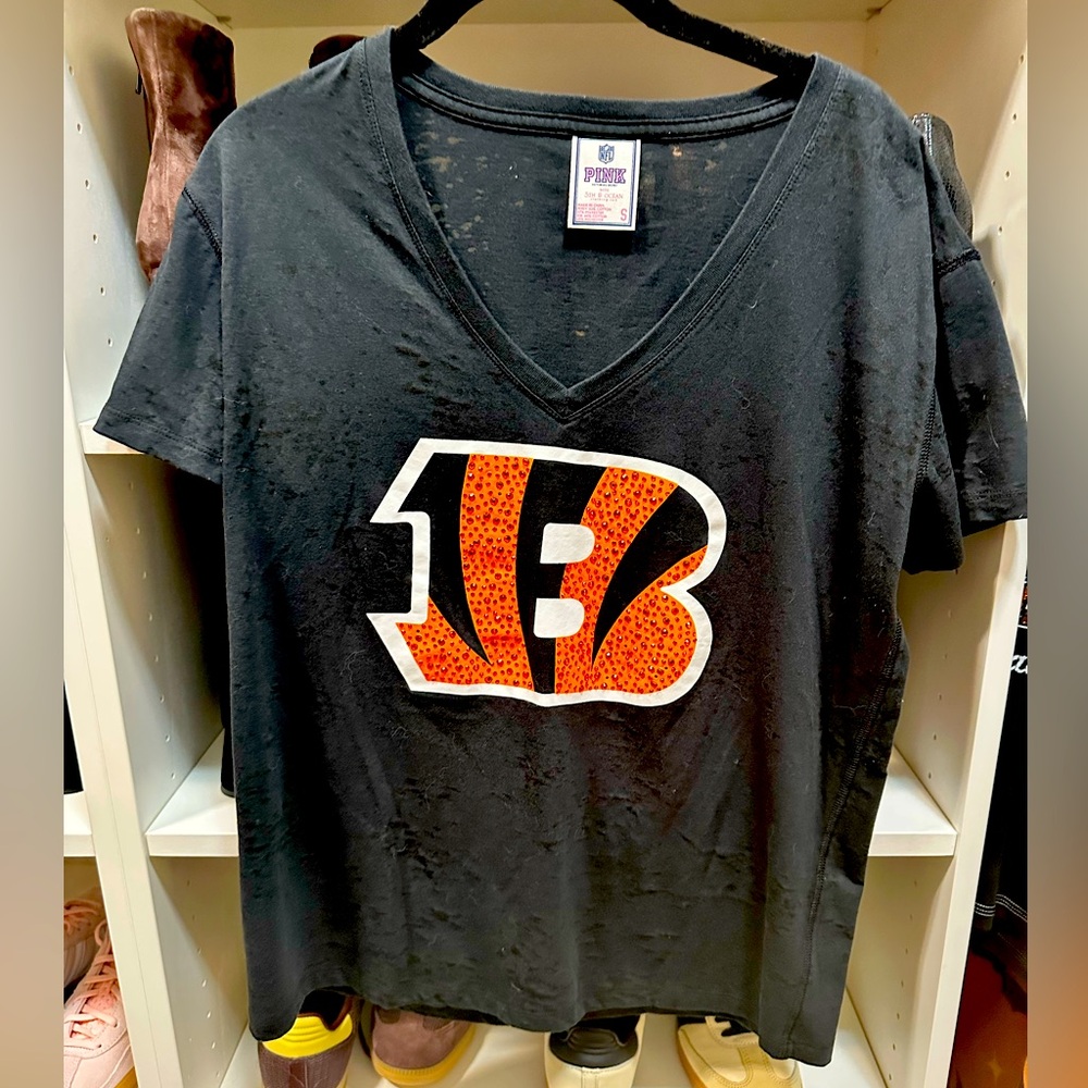 NWOT PINK Cincinnati Bengals Vneck rhinestone tee size S